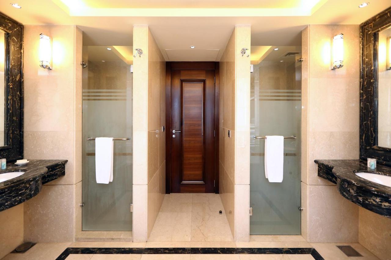 Ramada Plaza By Wyndham Beirut Raouche Hotell Exteriör bild