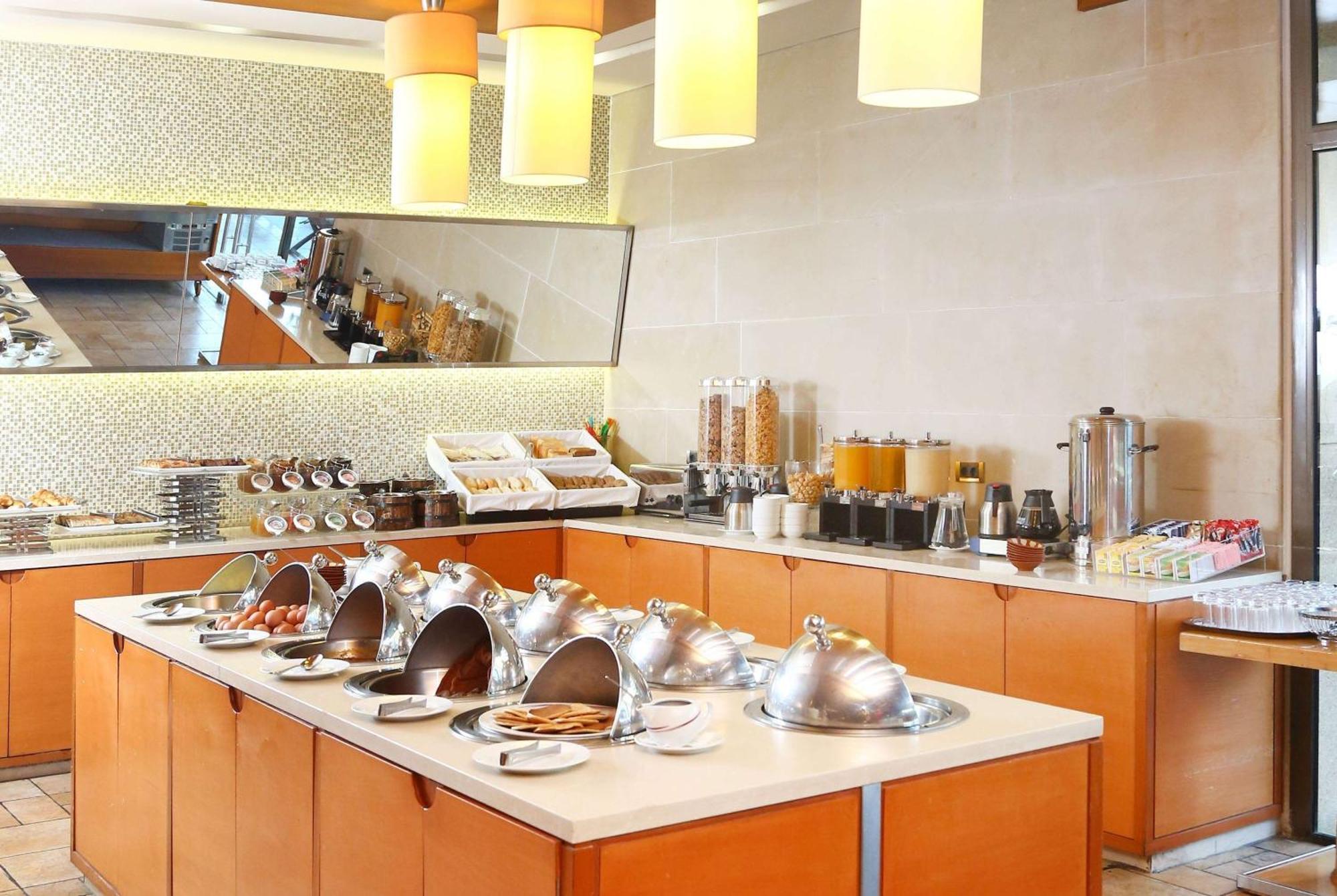 Ramada Plaza By Wyndham Beirut Raouche Hotell Exteriör bild