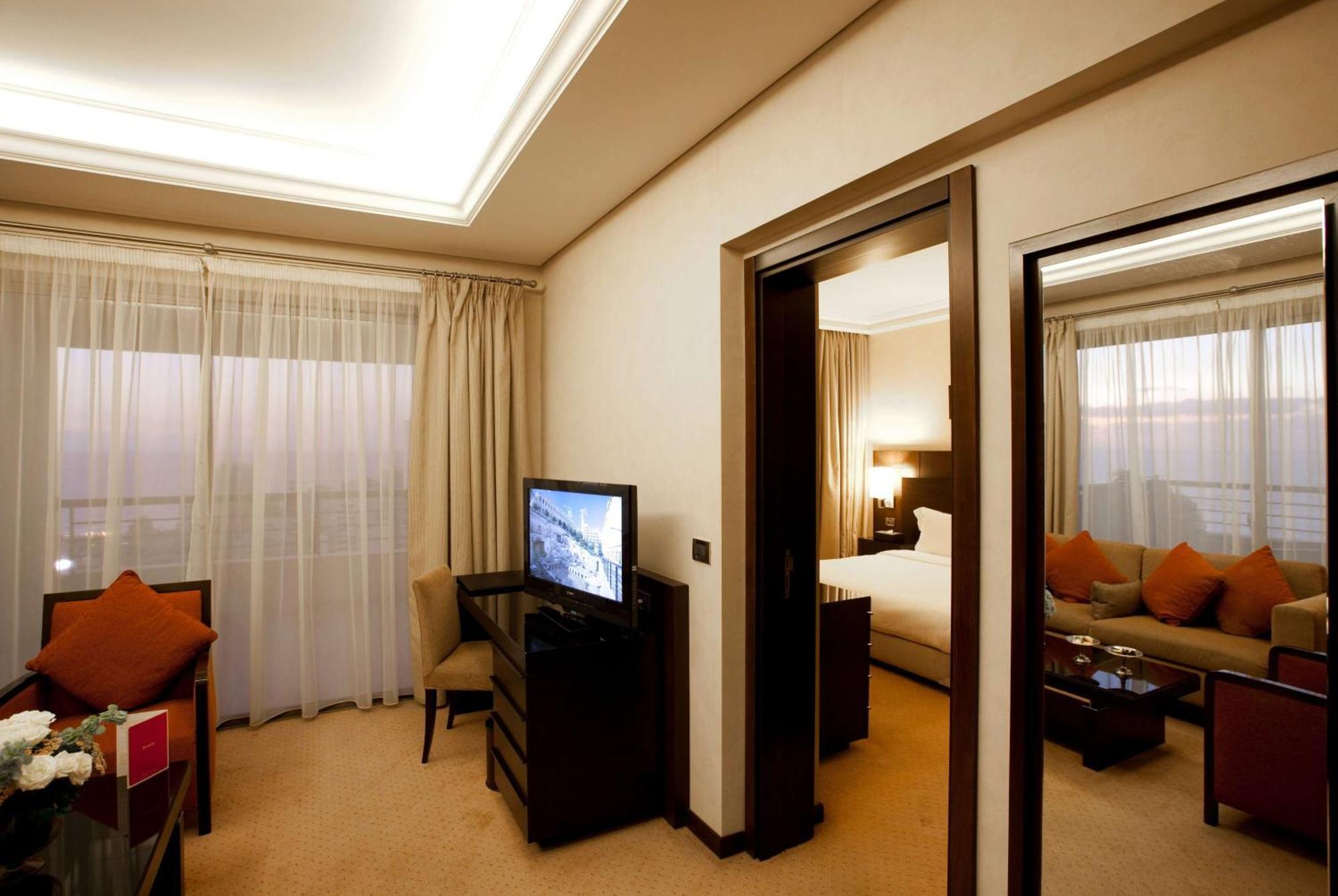 Ramada Plaza By Wyndham Beirut Raouche Hotell Exteriör bild