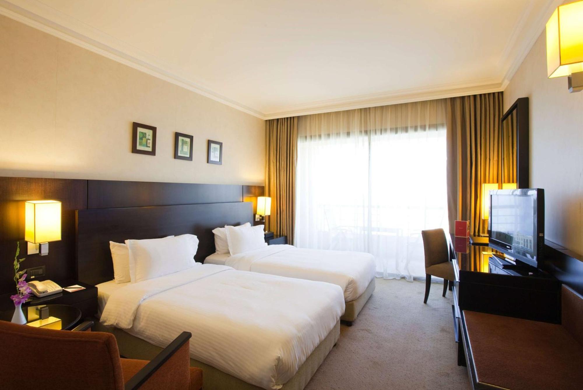 Ramada Plaza By Wyndham Beirut Raouche Hotell Exteriör bild