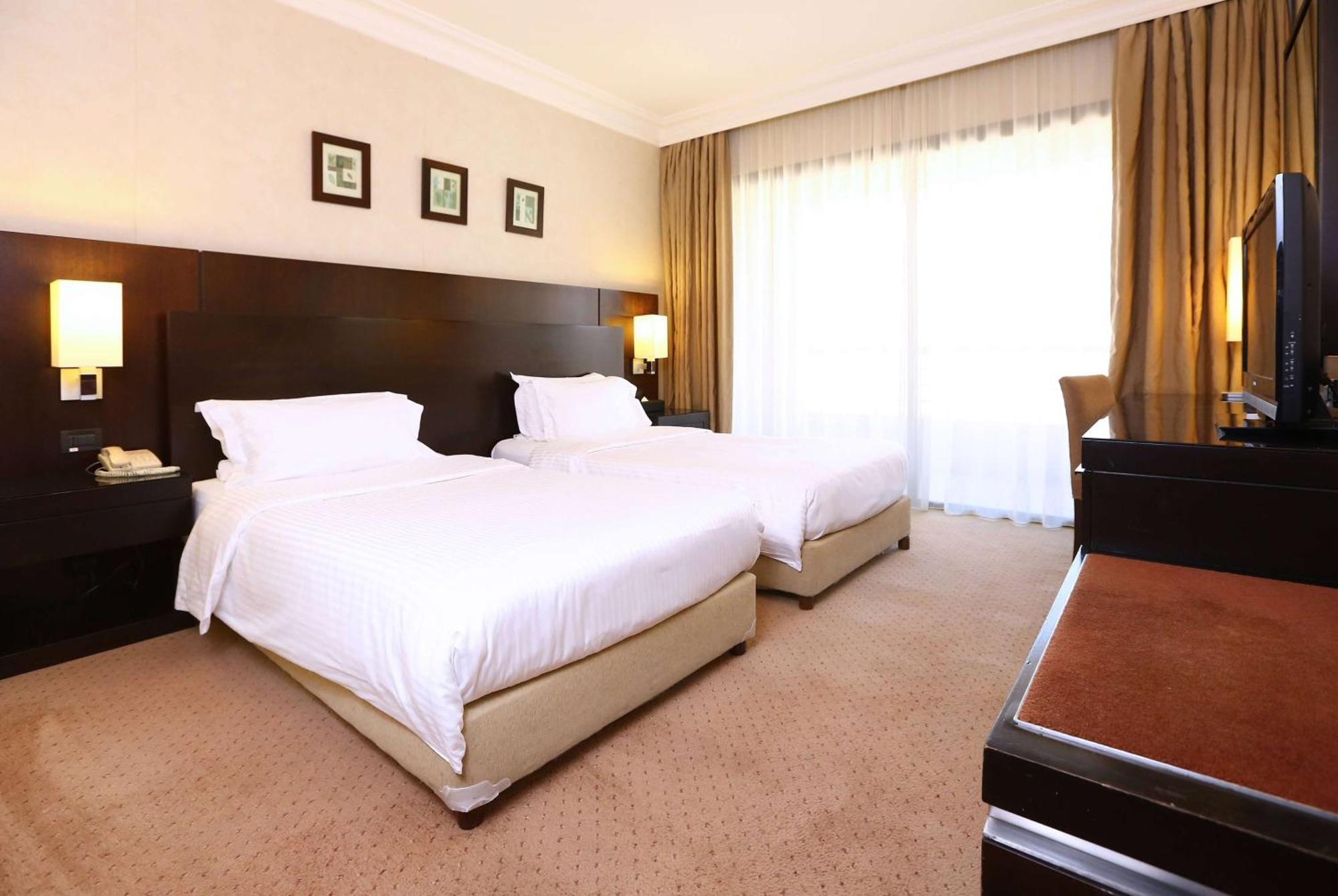 Ramada Plaza By Wyndham Beirut Raouche Hotell Exteriör bild