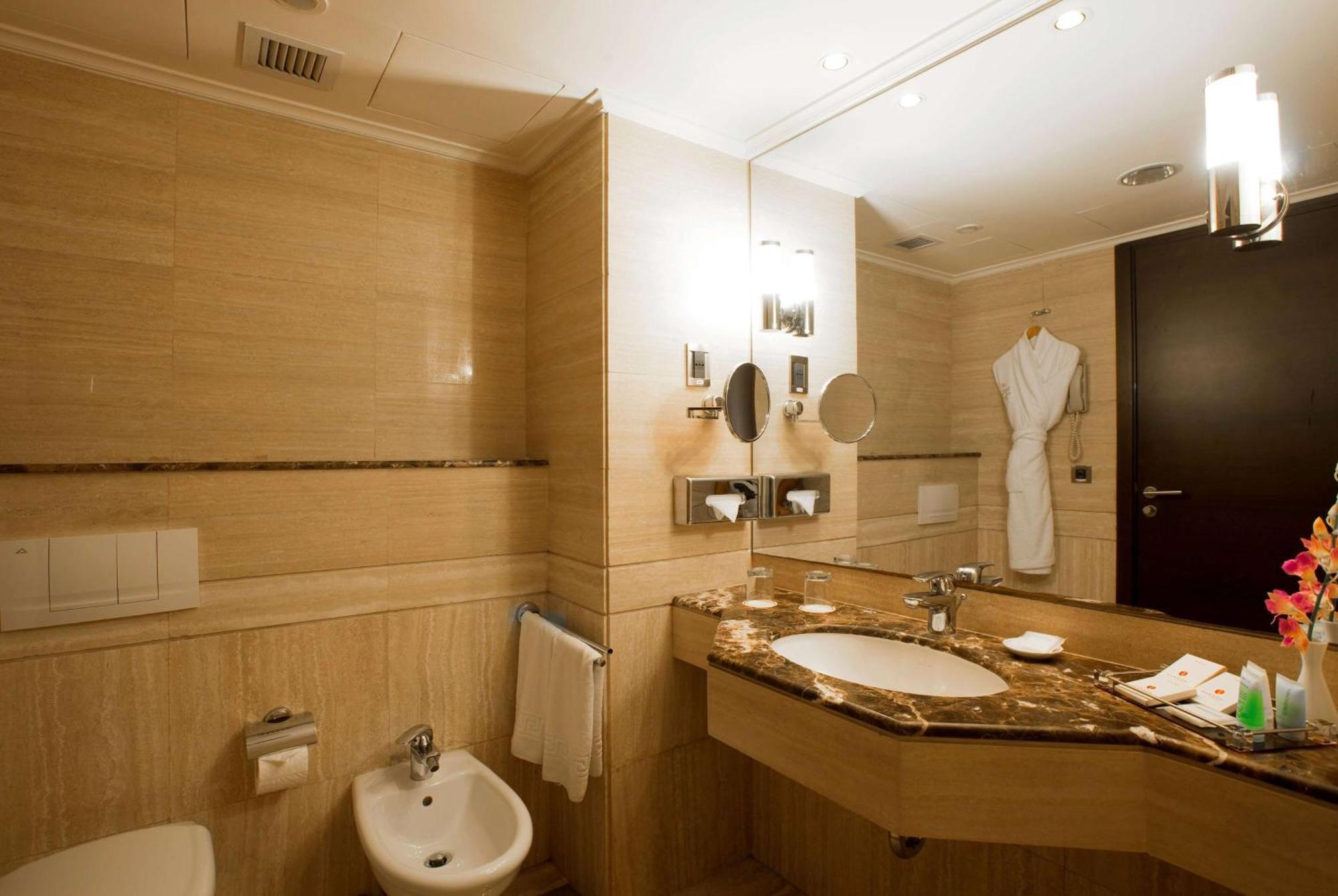 Ramada Plaza By Wyndham Beirut Raouche Hotell Exteriör bild