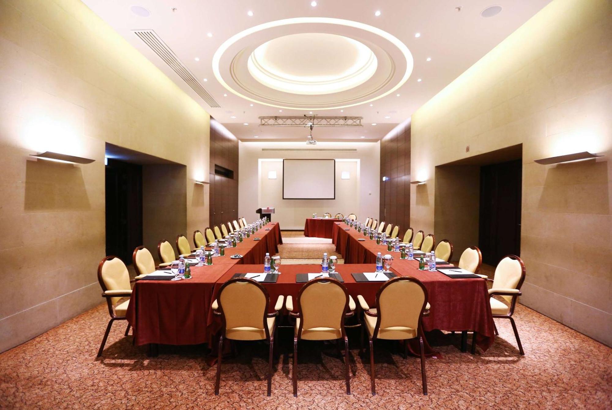 Ramada Plaza By Wyndham Beirut Raouche Hotell Exteriör bild