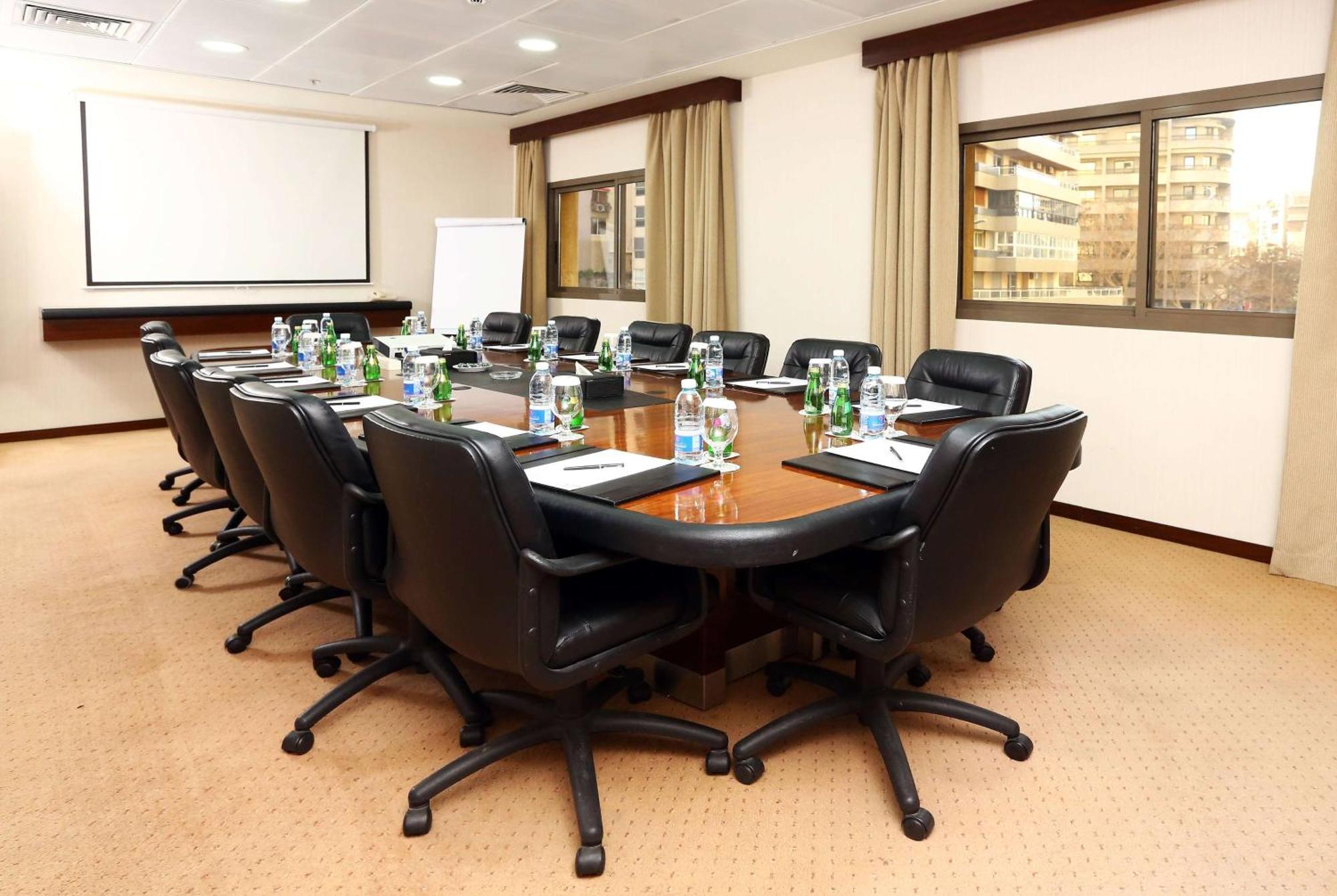 Ramada Plaza By Wyndham Beirut Raouche Hotell Exteriör bild