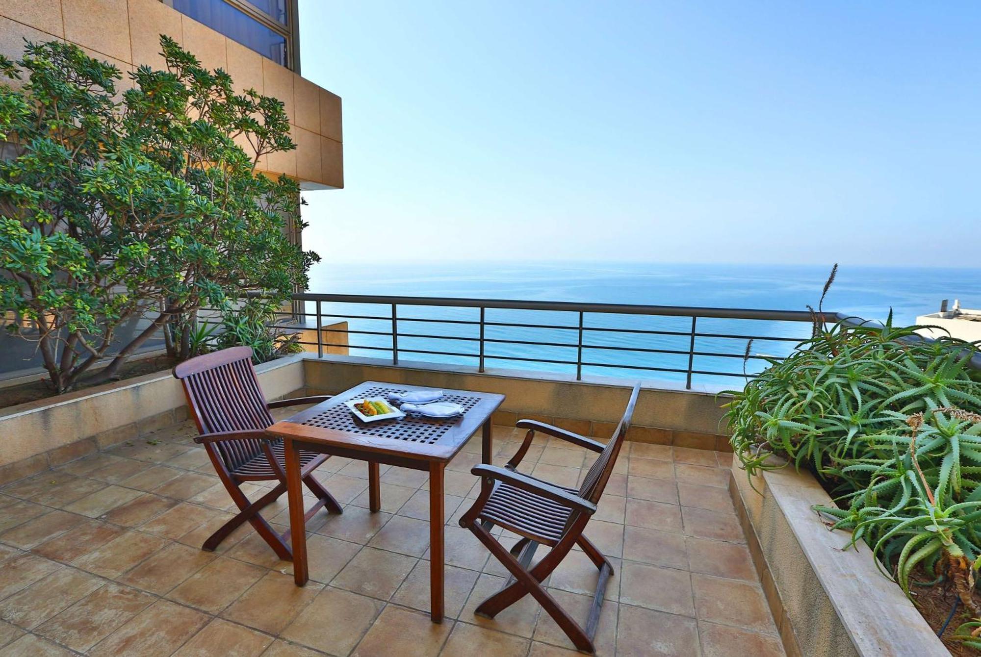 Ramada Plaza By Wyndham Beirut Raouche Hotell Exteriör bild
