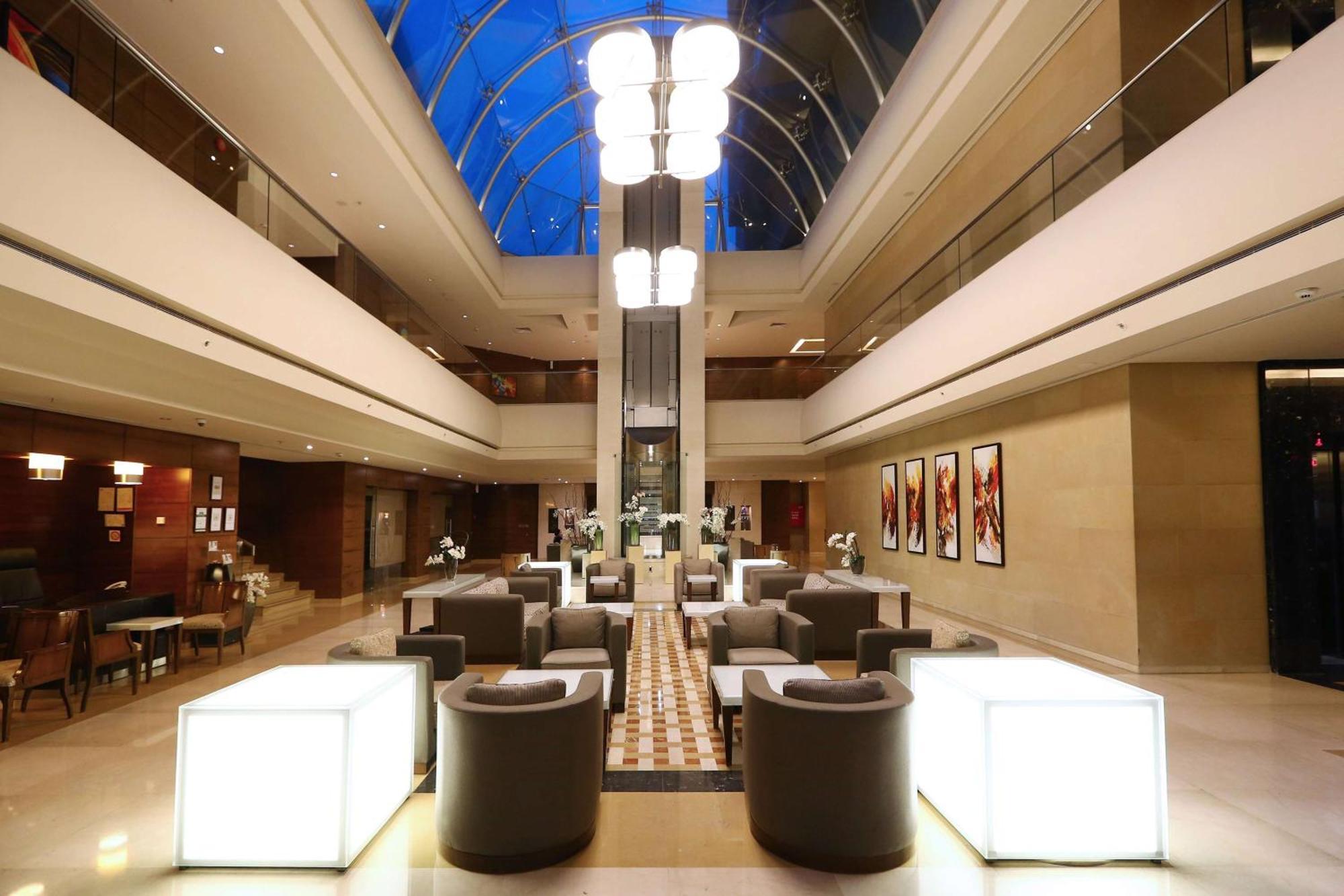 Ramada Plaza By Wyndham Beirut Raouche Hotell Exteriör bild