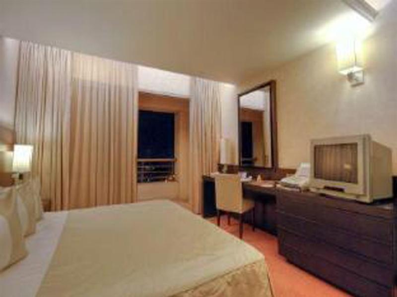 Ramada Plaza By Wyndham Beirut Raouche Hotell Exteriör bild