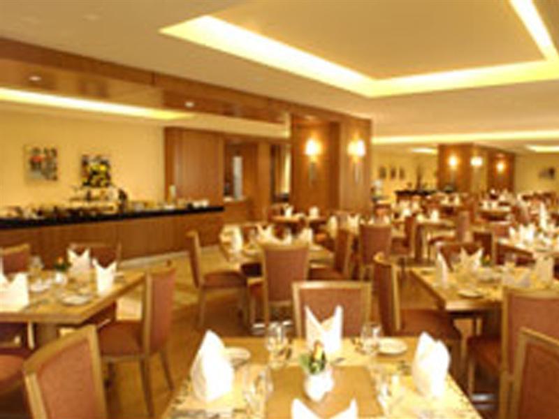 Ramada Plaza By Wyndham Beirut Raouche Hotell Exteriör bild