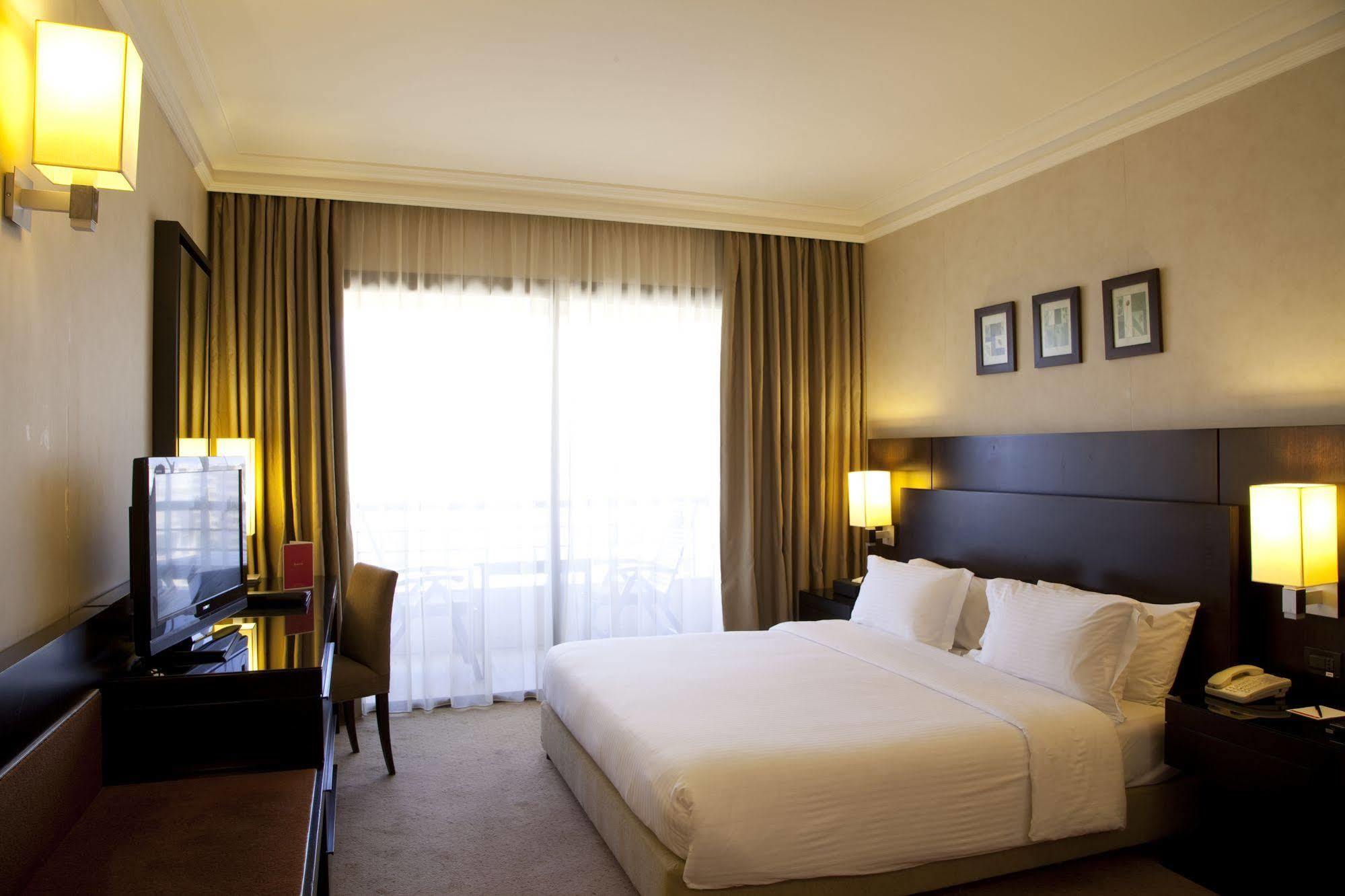 Ramada Plaza By Wyndham Beirut Raouche Hotell Exteriör bild