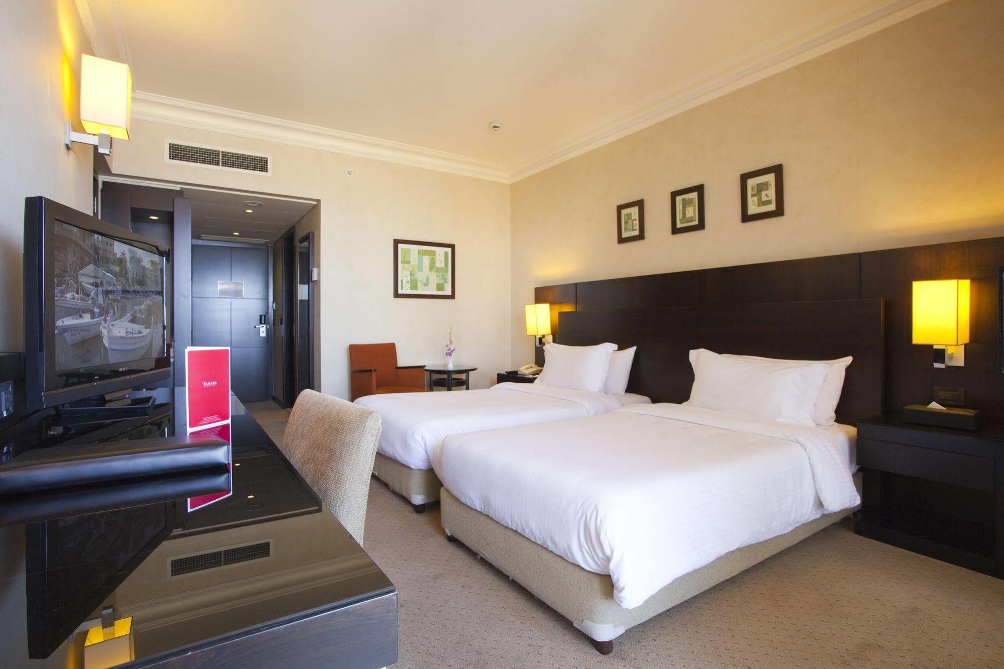 Ramada Plaza By Wyndham Beirut Raouche Hotell Exteriör bild