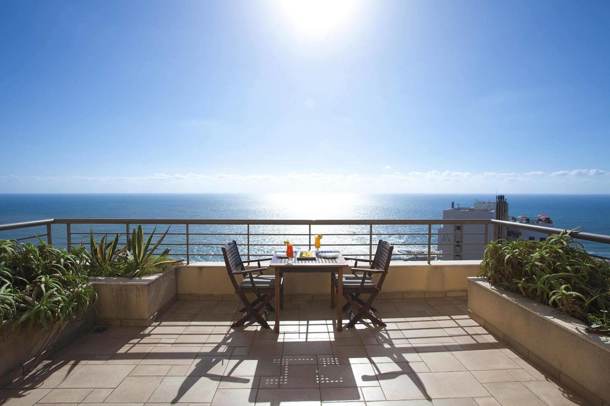 Ramada Plaza By Wyndham Beirut Raouche Hotell Exteriör bild