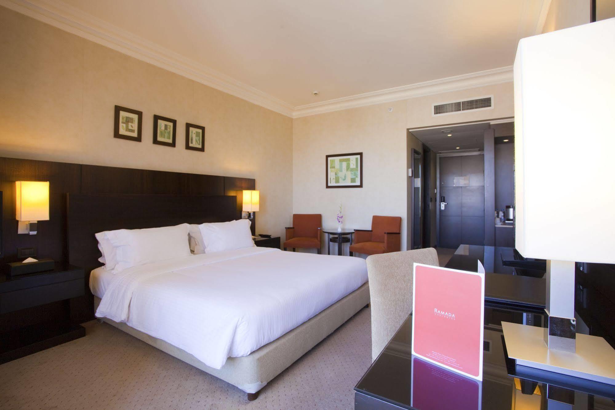 Ramada Plaza By Wyndham Beirut Raouche Hotell Exteriör bild