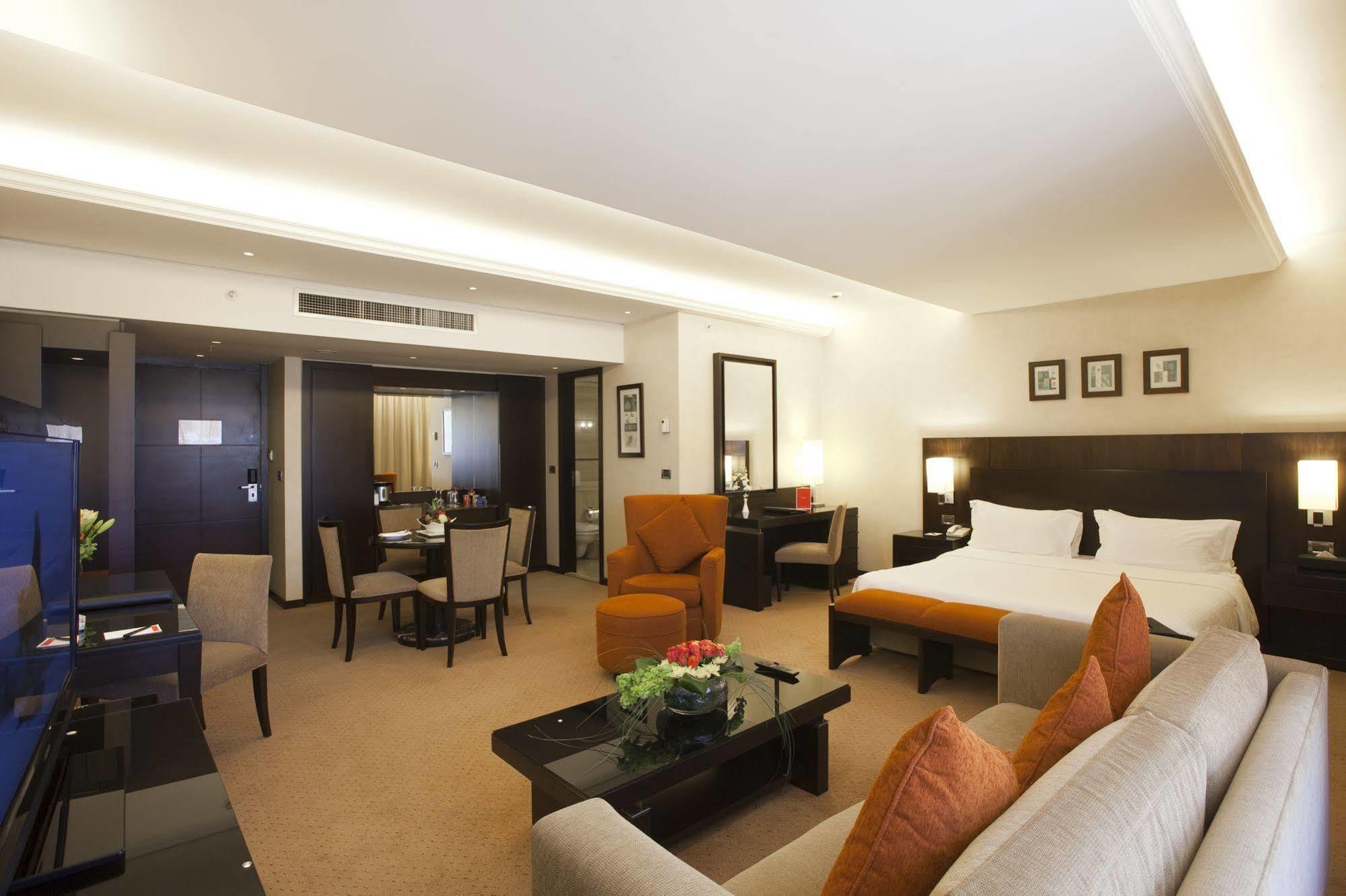 Ramada Plaza By Wyndham Beirut Raouche Hotell Exteriör bild