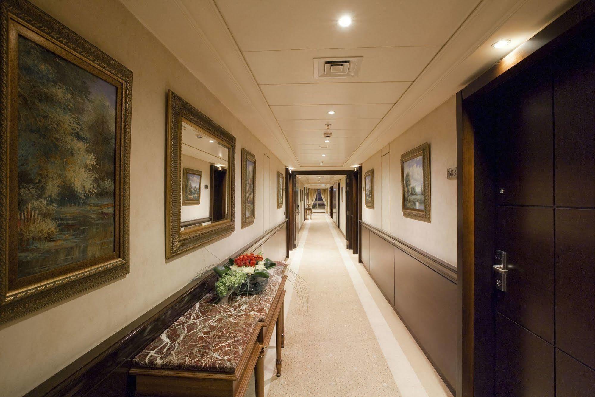 Ramada Plaza By Wyndham Beirut Raouche Hotell Exteriör bild