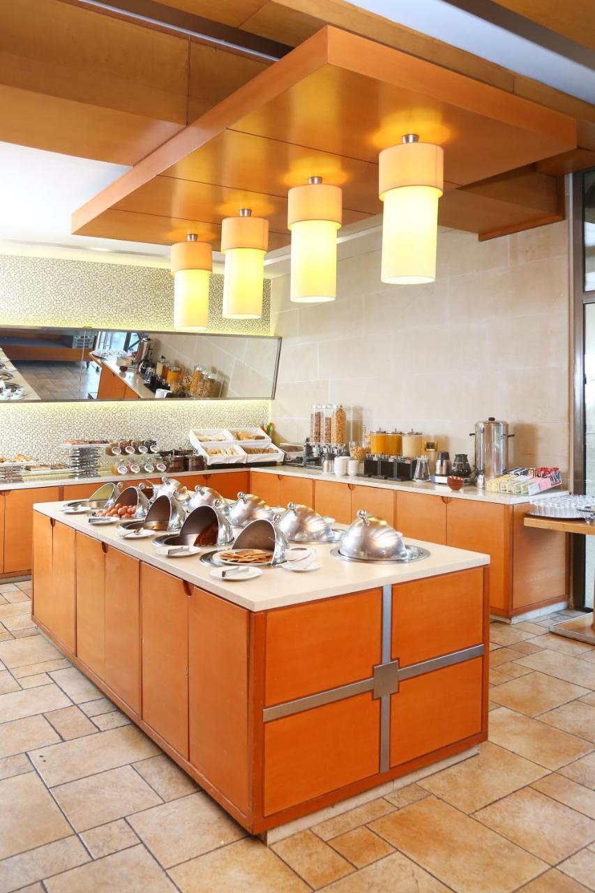 Ramada Plaza By Wyndham Beirut Raouche Hotell Exteriör bild
