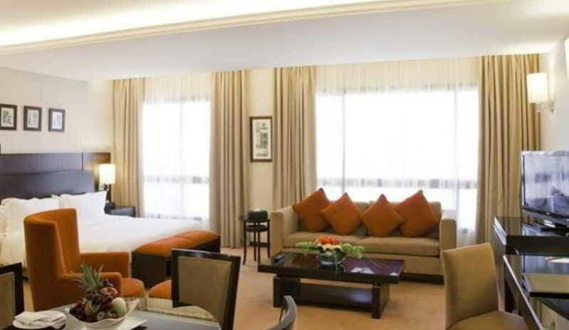 Ramada Plaza By Wyndham Beirut Raouche Hotell Exteriör bild